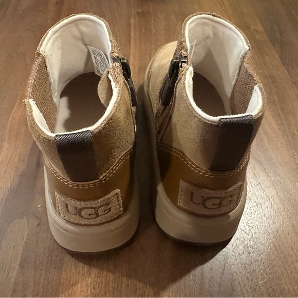 NWT- UGG Kids Boots - Picture 2 of 6
